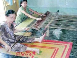 Long “khùng” chế tạo máy dệt chiếu ảnh 2 Long “khùng” chế tạo máy dệt chiếu ảnh 2