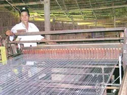 Long “khùng” chế tạo máy dệt chiếu