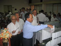 Thông qua nghị quyết đề nghị bãi nhiệm ĐBQH ông Lê Minh Hoàng v