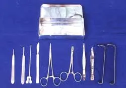 Bơm lọc nước và hộp dụng cụ tiểu phẫu