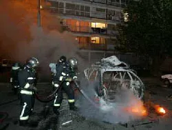 Biểu tình phản đối cảnh sát ở ngoại ô Paris