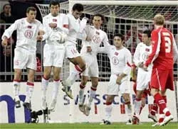 Tranh vé vớt (lượt về) World Cup 2006 ảnh 3 Tranh vé vớt (lượt về) World Cup 2006 ảnh 3