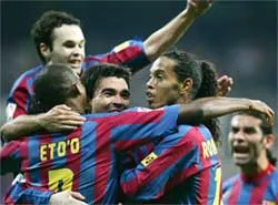 Nhấn chìm Real Madrid, Barcelona lên ngôi đầu