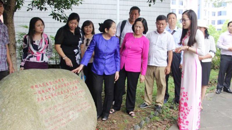 Các thành viên trong đoàn nghe giới thiệu về cây quế được Bí thư Thành ủy TPHCM Nguyễn Thiện Nhân lúc còn làm Phó Thủ tướng Chính phủ trong chuyến thăm lại Trường Đại học Sư phạm Quảng Tây và dự lễ khánh thành Nhà kỷ niệm các trường học Việt Nam