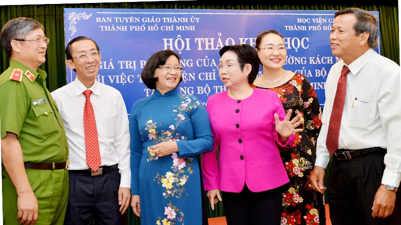 Trưởng Ban Tuyên giáo Thành ủy TPHCM Thân Thị Thư trao đổi cùng các đại biểu tại Hội thảo khoa học Giá trị bền vững của tác phẩm "Đường kách mệnh" với việc thực hiện Chỉ thị số 05-CT/TW của Bộ Chính trị tại Đảng bộ TPHCM. Ảnh: VIỆT DŨNG