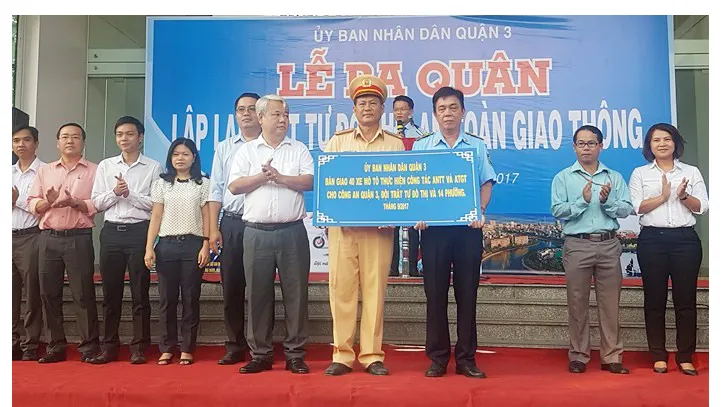 Chủ tịch UBND quận 3 Võ Khắc Thái bàn giao phương tiện giao thông cho các lực lượng tham gia giữ vững trật tự an toàn đô thị trên địa bàn