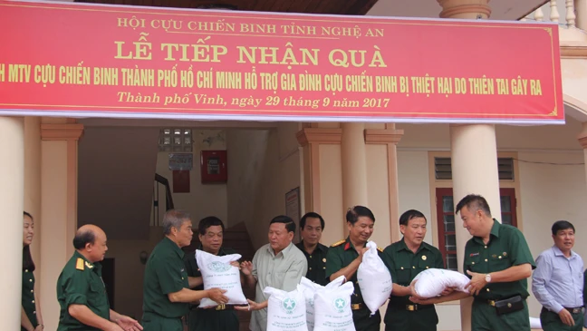 Đại diện Công ty TNHH MTV Cựu chiến binh TPHCM trao gạo cho Hội Cựu chiến binh các địa phương tỉnh Nghệ An