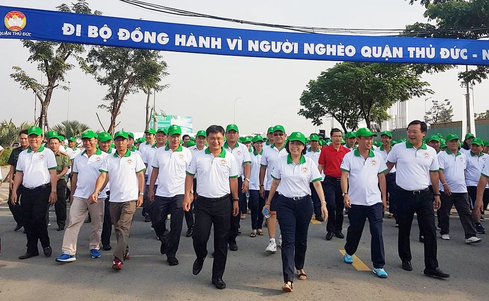 Các đồng chí lãnh đạo TPHCM tham gia cuộc đi bộ "Vì người nghèo" sáng 11-11-2017.