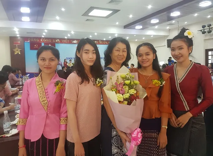 24 sinh viên Lào về ở với 13 gia đình Việt tại TPHCM ảnh 1