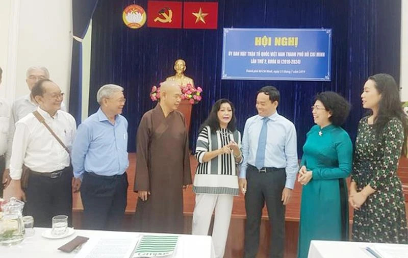 Đồng chí Trần Lưu Quang, Phó Bí thư Thường trực Thành ủy TPHCM trao đổi với đại biểu dự hội nghị