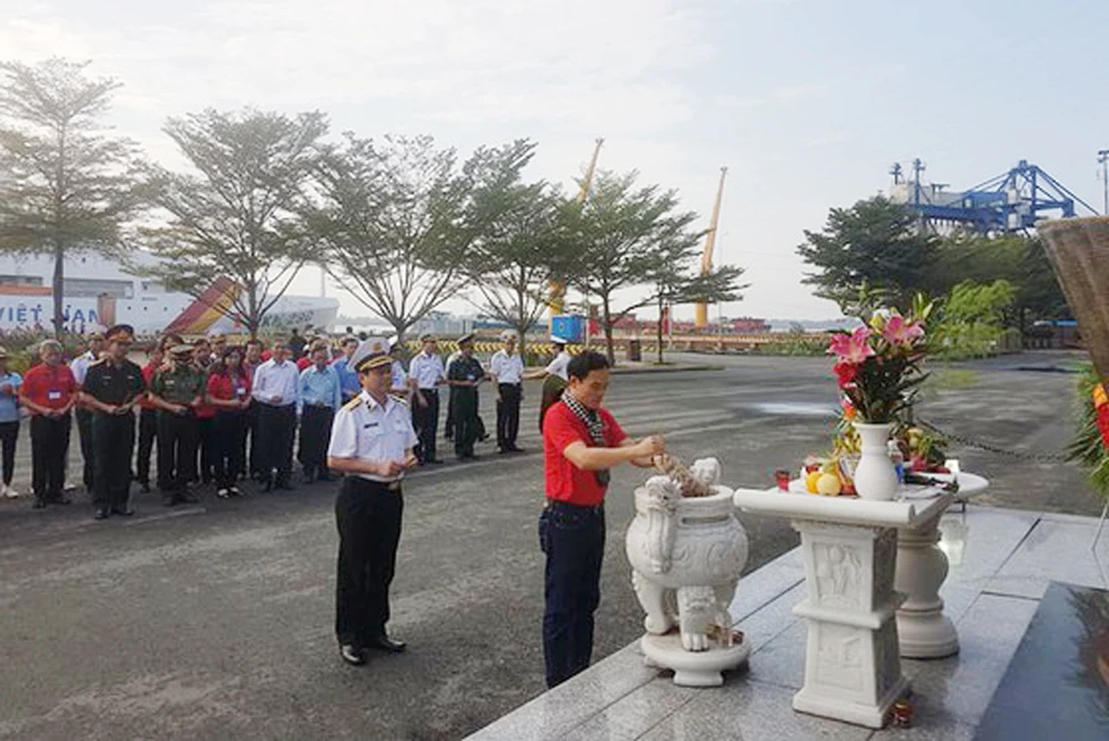 Đoàn dâng hương tại tượng đài Tàu Không số