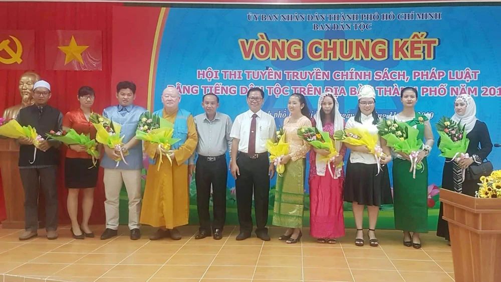 Tặng hoa các thí sinh tham gia vòng chung kết