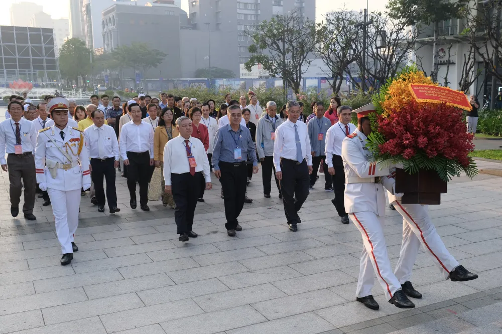 Đoàn đại biểu các dân tộc thiểu số TPHCM dâng hoa Chủ tịch Hồ Chí Minh ảnh 1