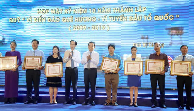 Hơn 334 tỷ đồng ủng hộ Quỹ “Vì biển đảo quê hương - Vì tuyến đầu Tổ quốc”      ảnh 3