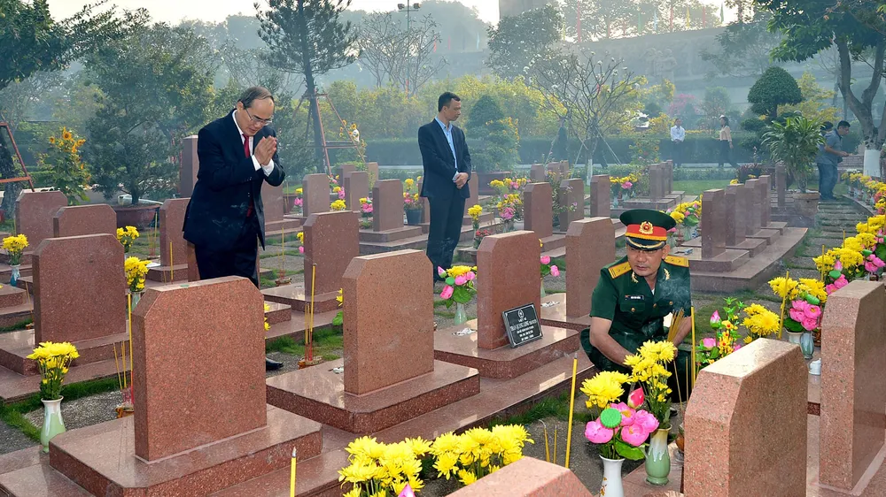 Lãnh đạo TPHCM dâng hương, dâng hoa Chủ tịch Hồ Chí Minh và các anh hùng, liệt sĩ ảnh 3