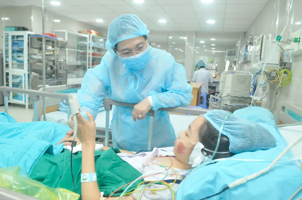 Lãnh đạo TPHCM thăm các em học sinh bị nạn trong vụ cây phượng bật gốc tại Trường THCS Bạch Đằng ảnh 5