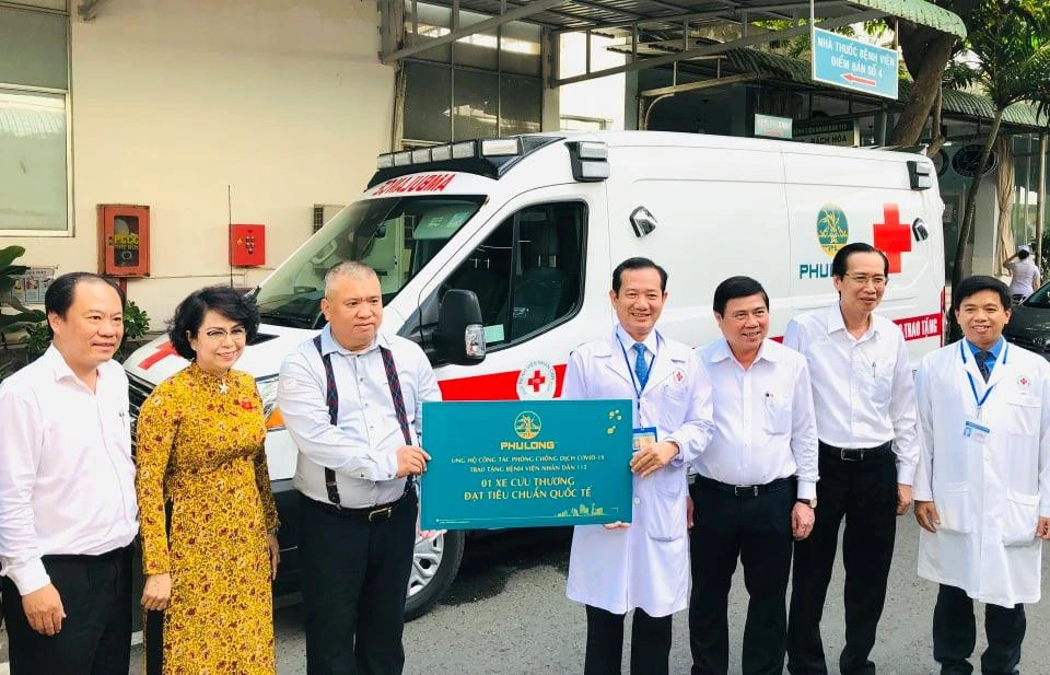 Đại diện lãnh đạo Bệnh viện Nhân Dân 115 tiếp nhận xe cứu thương do Công ty CP Địa ốc Phú Long trao tặng