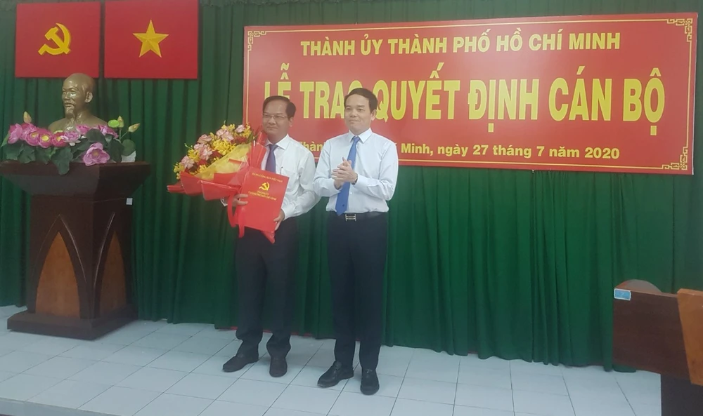 Phó Bí thư Thành ủy Trần Lưu Quang trao quyết định cho đồng chí Trần Văn Khuyên