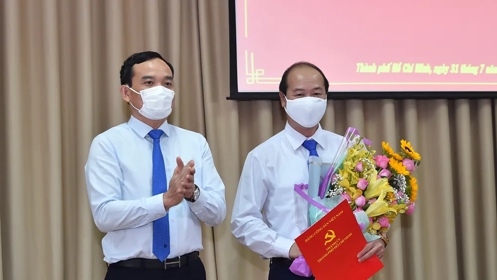 Phó Bí thư Thường trực Thành uỷ TPHCM Trần Lưu Quang trao quyết định cho đồng chí Nguyễn Quyết Thắng. Ảnh: VIỆT DŨNG