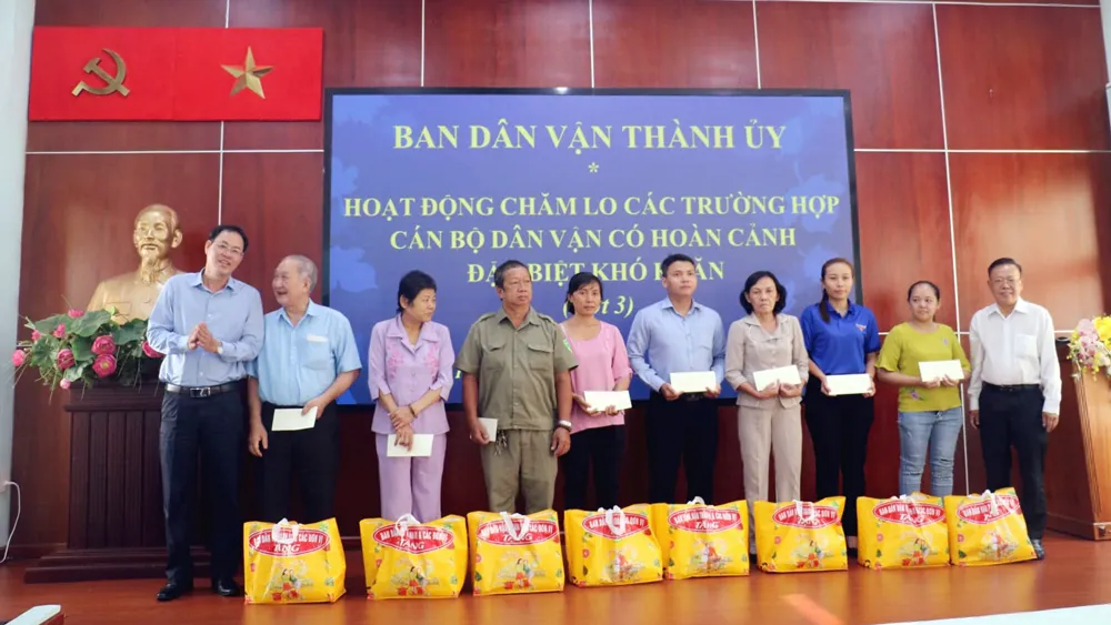 Trao quà đến các cán bộ dân vận có hoàn cảnh đặc biệt khó khăn