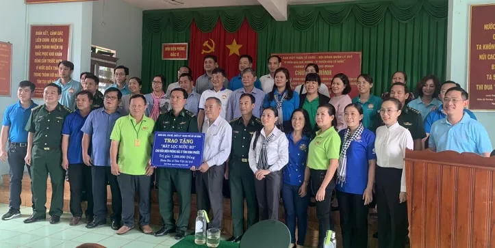 Trao kinh phí máy lọc nước cho Đồn Biên phòng Đắk Ơ, huyện Bù Gia Mập