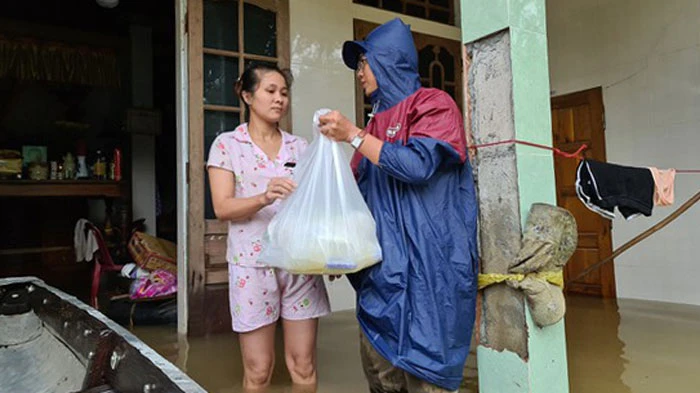 Nước lũ rút chậm khiến đời sống người dân gặp nhiều khó khăn. Ảnh: NGUYỄN HOÀNG