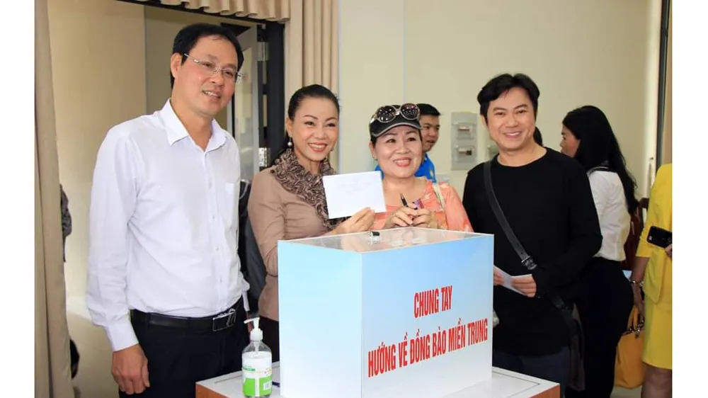 Giới văn nghệ sĩ thành phố cùng chung tay hướng về đồng bào miền Trung ruột thịt. Ảnh: HOÀI NAM