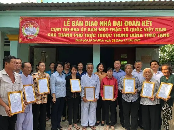 Đại diện Ủy ban MTTQ Việt Nam các thành phố trao tặng 10 căn nhà đại đoàn kết cho người dân huyện Cần Giờ