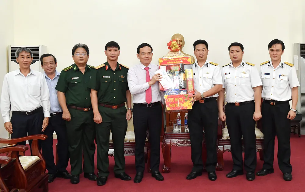 Đoàn lãnh đạo TPHCM thăm, chúc tết các đơn vị quân đội ảnh 2