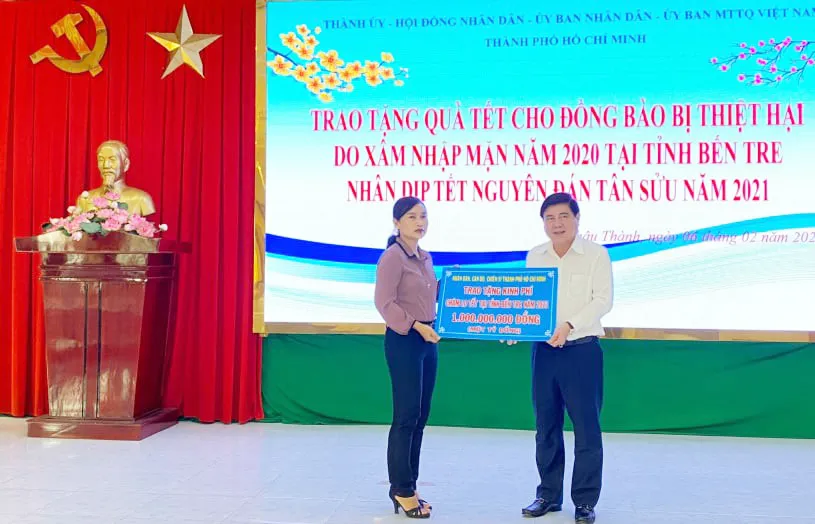Chủ tịch UBND TPHCM Nguyễn Thành Phong trao bảng tượng trưng số tiền 1 tỷ đồng tặng tỉnh Bến Tre