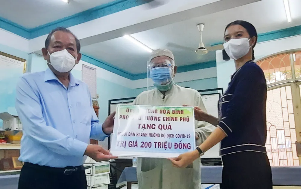 Phó Thủ tướng Thường trực Trương Hòa Bình thăm, tặng quà cộng đồng người Chăm ở TPHCM ảnh 2