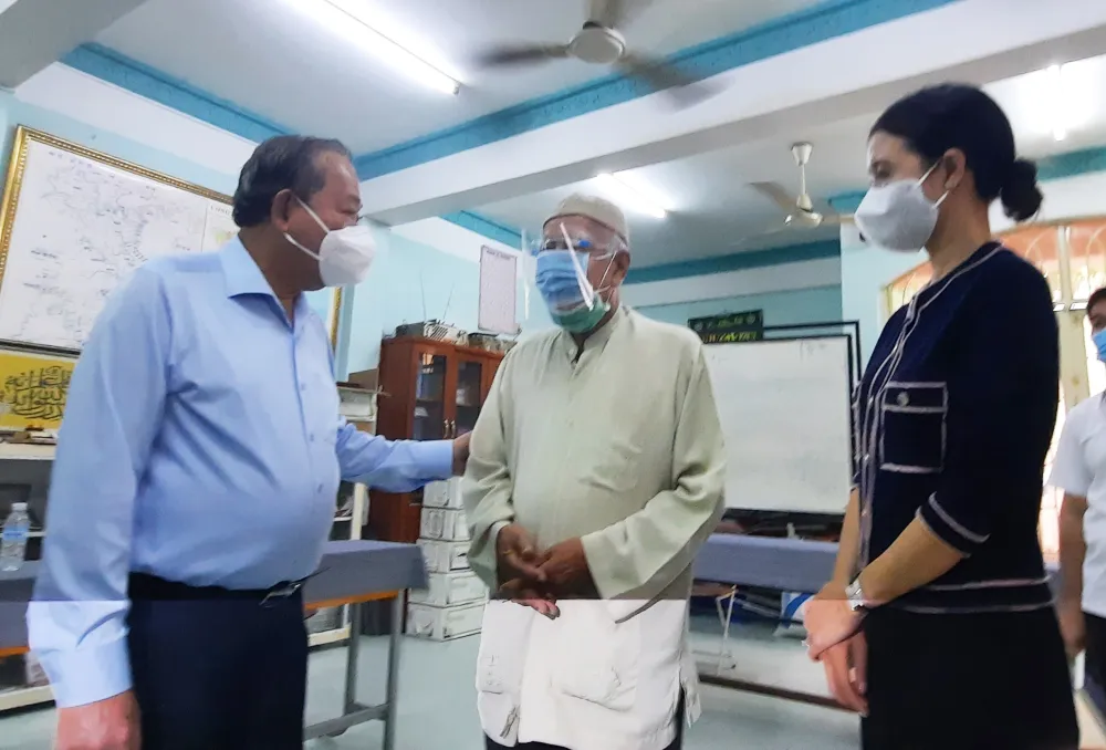 Phó Thủ tướng Thường trực Trương Hòa Bình thăm, tặng quà cộng đồng người Chăm ở TPHCM ảnh 1