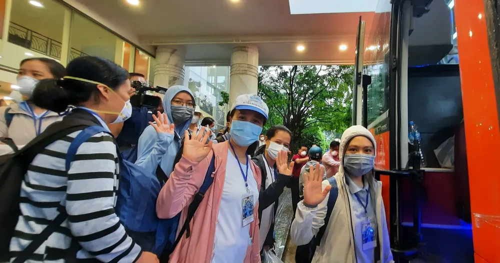 Các nữ tu Tu viện Mến Thánh giá Gò Vấp lên đường làm nhiệm vụ