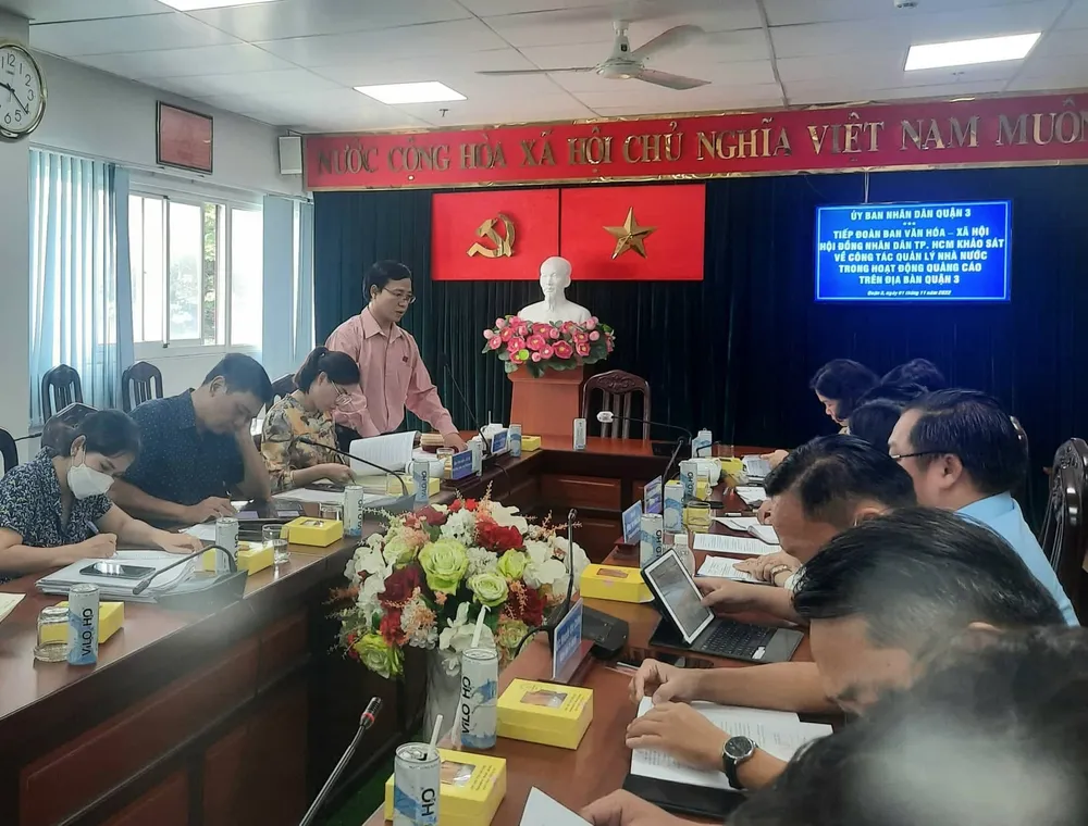 Quận 3 xử lý nhiều vi phạm trong hoạt động quảng cáo ngoài trời ảnh 3