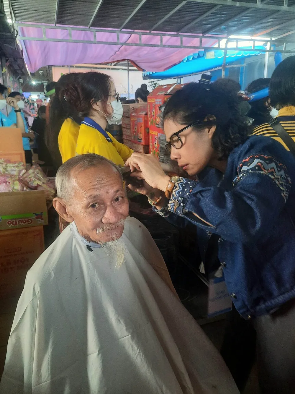 Cắt tóc làm đẹp cho một bệnh nhân cao tuổi tại phiên chợ Cắt tóc làm đẹp cho một bệnh nhân cao tuổi tại phiên chợ