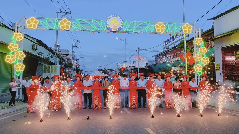 Cắt băng khai mạc Chợ hoa Mai vàng An Lộc Xuân Cắt băng khai mạc Chợ hoa Mai vàng An Lộc Xuân