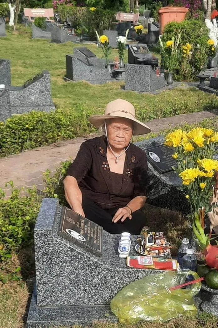 Bà Phạm Thị Đức Dư (87 tuổi, ngụ phường 14, quận Tân Bình) bên phần mộ con trai - LS Phạm Thanh Hải, hy sinh ngày 26-11-1984 tại Mặt trận 479, Campuchia