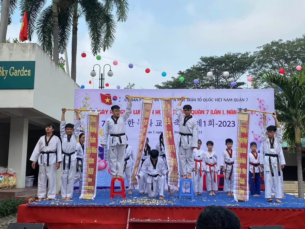 Một tiết mục múa chào mừng năm mới 2023 Gian hàng ẩm thực Việt Nam Cư dân Hàn Quốc tại khu trò chơi dân gian Việt Nam Đại diện các doanh nghiệp Hàn Quốc tặng quà tết hộ nghèo trên địa bàn Một tiết mục múa chào mừng năm mới 2023 Gian hàng ẩm thực Việt Nam Cư dân Hàn Quốc tại khu trò chơi dân gian Việt Nam Đại diện các doanh nghiệp Hàn Quốc tặng quà tết hộ nghèo trên địa bàn