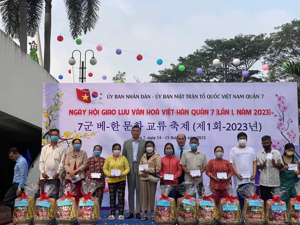 Đại diện các doanh nghiệp Hàn Quốc tặng quà tết hộ nghèo trên địa bàn Đại diện các doanh nghiệp Hàn Quốc tặng quà tết hộ nghèo trên địa bàn