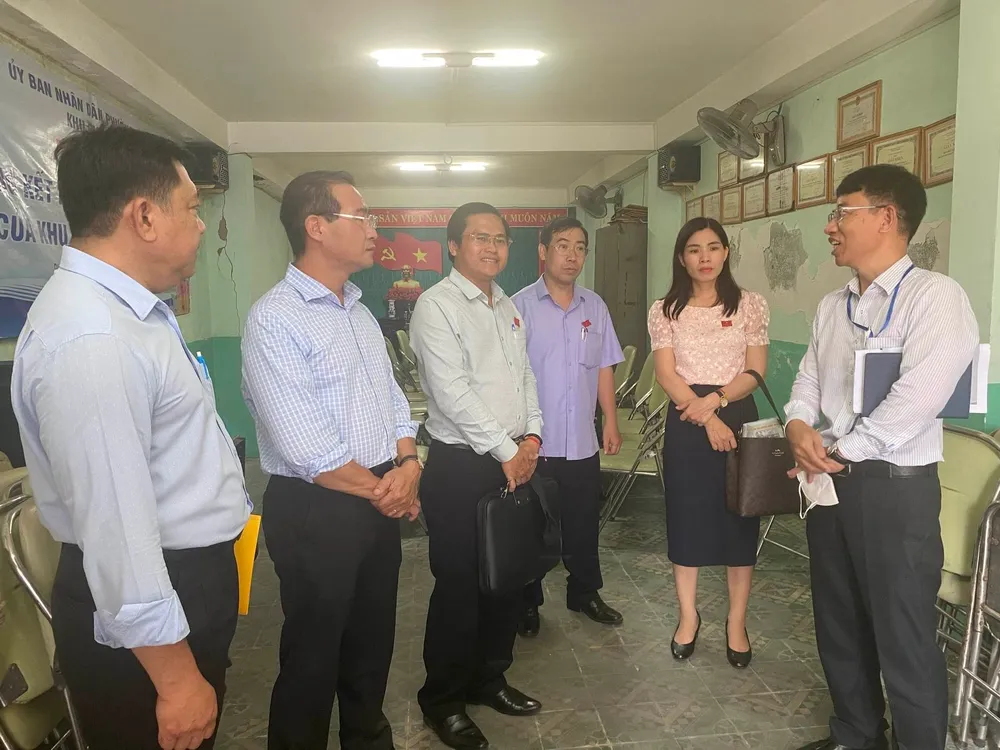 Các thành viên đoàn khảo sát thực tế tại Trung tâm Học tập cộng đồng phường 13, quận 4