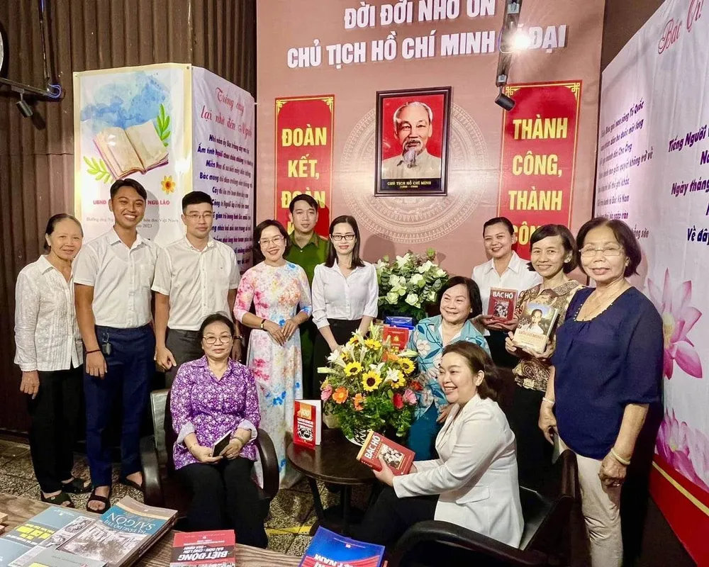 Người dân và đại biểu tham quan Không gian văn hóa Hồ Chí Minh tại quán Caztus