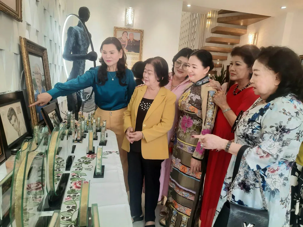 Nguyên Phó Chủ tịch nước Trương Mỹ Hoa và các đại biểu tham quan các tác phẩm nghệ thuật được trưng bày Nguyên Phó Chủ tịch nước Trương Mỹ Hoa và các đại biểu tham quan các tác phẩm nghệ thuật được trưng bày