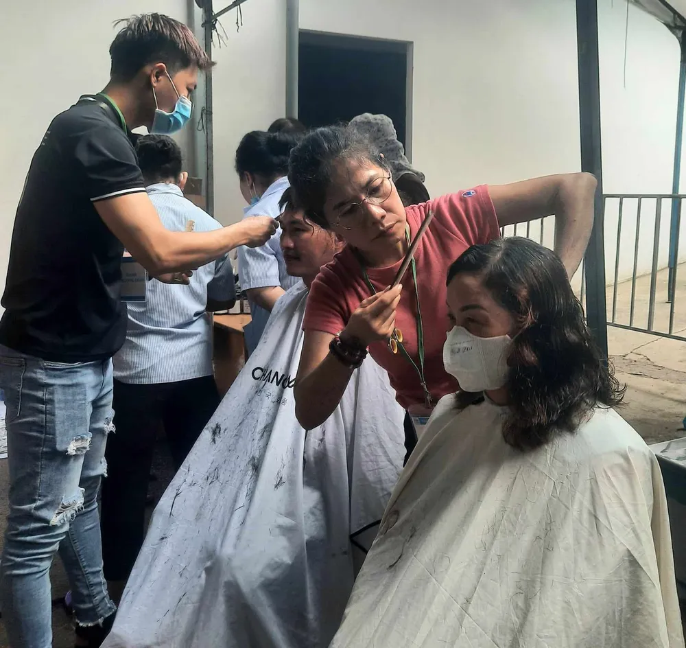 Cắt tóc cho thân nhân người bệnh Cắt tóc cho thân nhân người bệnh