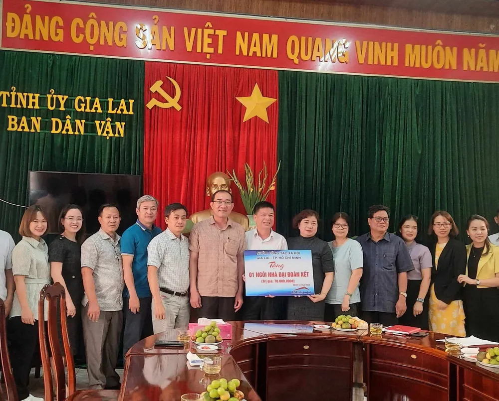 Đoàn công tác Resco trao bảng tượng trưng kinh phí xây dựng nhà đại đoàn kết đến Ban Dân vận Tỉnh ủy Gia Lai Trao kinh phí đến Tỉnh đoàn xây dựng 1 căn nhà tình thương tặng hộ thanh niên đồng bào dân tộc khó khăn Trao kinh phí đến Hội Nông dân tỉnh Gia Lai mua bê tặng hộ đồng bào dân tộc khó khăn vùng biên giới Trao kinh phí xây dựng nhà tình nghĩa đến Huyện ủy Phú Thiện, tỉnh Gia Lai