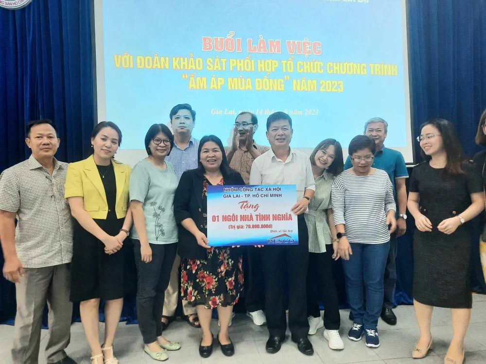 Trao kinh phí đến Tỉnh đoàn xây dựng 1 căn nhà tình thương tặng hộ thanh niên đồng bào dân tộc khó khăn Trao kinh phí đến Hội Nông dân tỉnh Gia Lai mua bê tặng hộ đồng bào dân tộc khó khăn vùng biên giới Trao kinh phí xây dựng nhà tình nghĩa đến Huyện ủy Phú Thiện, tỉnh Gia Lai