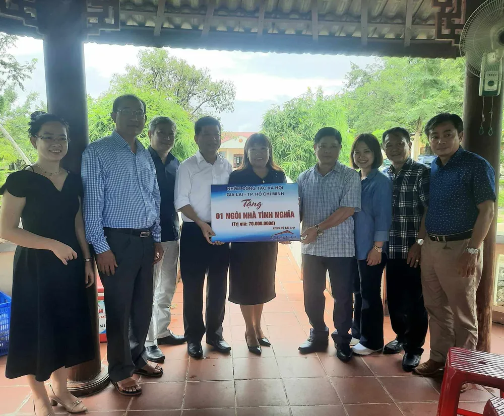 Trao kinh phí xây dựng nhà tình nghĩa đến Huyện ủy Phú Thiện, tỉnh Gia Lai