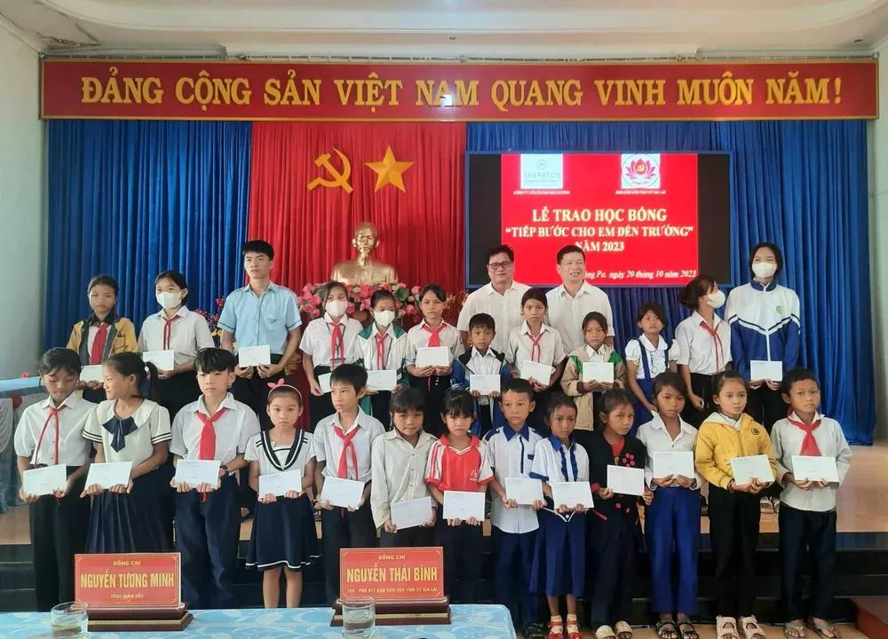 Trao học bổng đến các em học sinh nghèo, hiếu học huyện Krông Pa (tỉnh Gia Lai) Trao học bổng đến các em học sinh nghèo, hiếu học huyện Krông Pa (tỉnh Gia Lai)