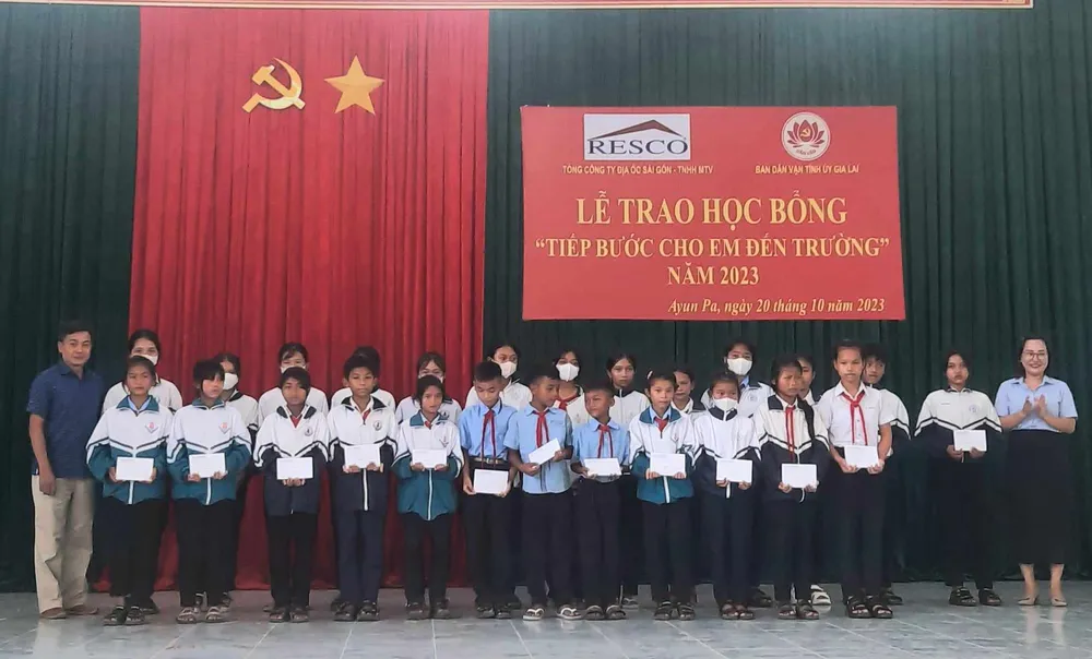 Trao học bổng tiếp bước đến trường cho các em học sinh đồng bào dân tộc thị xã A Jun Pa (tỉnh Gia Lai) Trao học bổng tiếp bước đến trường cho các em học sinh đồng bào dân tộc thị xã A Jun Pa (tỉnh Gia Lai)