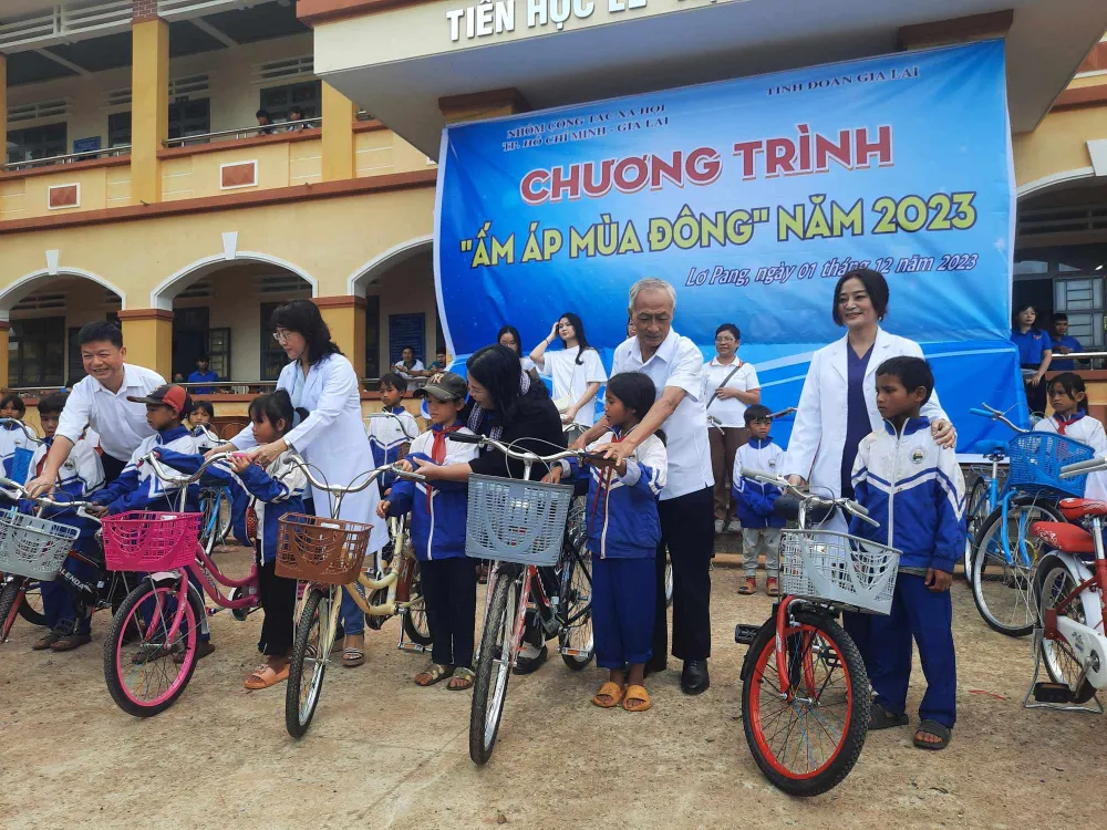 Tặng xe đạp các em học sinh nghèo, học giỏi xã Lơ Pang, huyện Mang Yang Các bác sĩ Bệnh viện Chợ Rẫy khám bệnh, tư vấn sức khỏe người dân xã Lơ Pang, huyện Mang Yang Các bác sĩ Bệnh viện Răng hàm mặt TPHCM khám răng cho các em học sinh Trường THCS Ia Kdăm, huyện Ia Pa Tặng nhà nhân ái hộ đồng bào nghèo xã Ia Kdăm, huyện Ia Pa