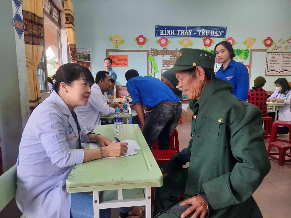 Các bác sĩ Bệnh viện Chợ Rẫy khám bệnh, tư vấn sức khỏe người dân xã Lơ Pang, huyện Mang Yang Các bác sĩ Bệnh viện Răng hàm mặt TPHCM khám răng cho các em học sinh Trường THCS Ia Kdăm, huyện Ia Pa Tặng nhà nhân ái hộ đồng bào nghèo xã Ia Kdăm, huyện Ia Pa